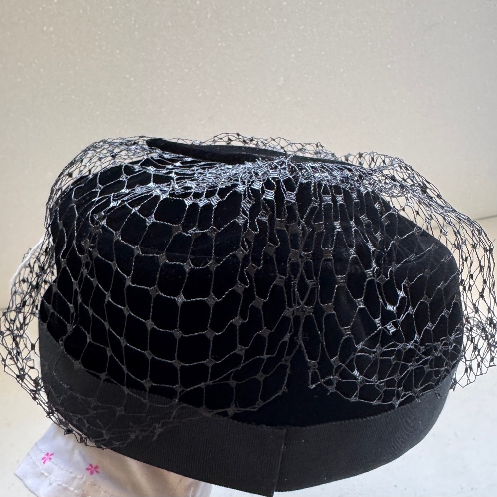 Black Velvet Pillbox Hat with Veil Vintage 60s Lewis II - Picture 7 of 12